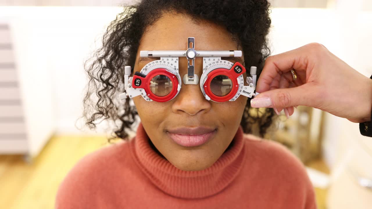 一位女士正在接受眼科医生的视力检查视频下载