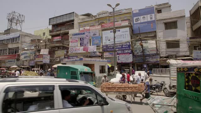 旧德里Chandni Chowk附近繁忙的市场视频素材