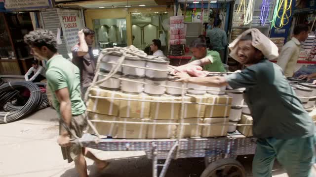 Palledaars运输货物通过市场，德里视频素材