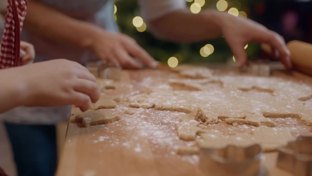 妈妈和女儿在做圣诞饼干视频下载