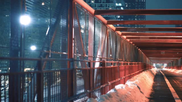 纽约市空荡荡的人行桥上的雪视频素材