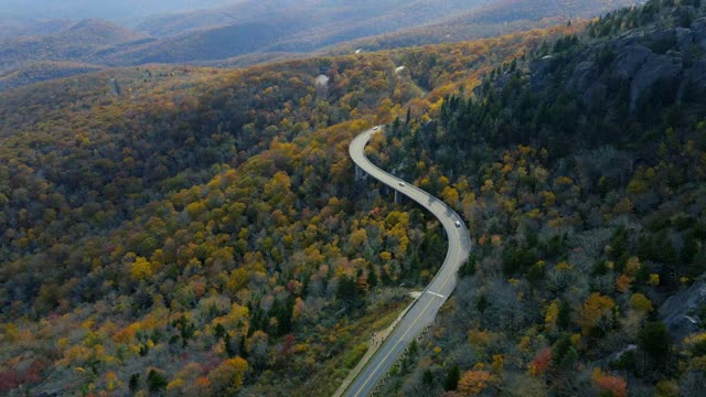 鸟瞰秋天蜿蜒的山路视频下载