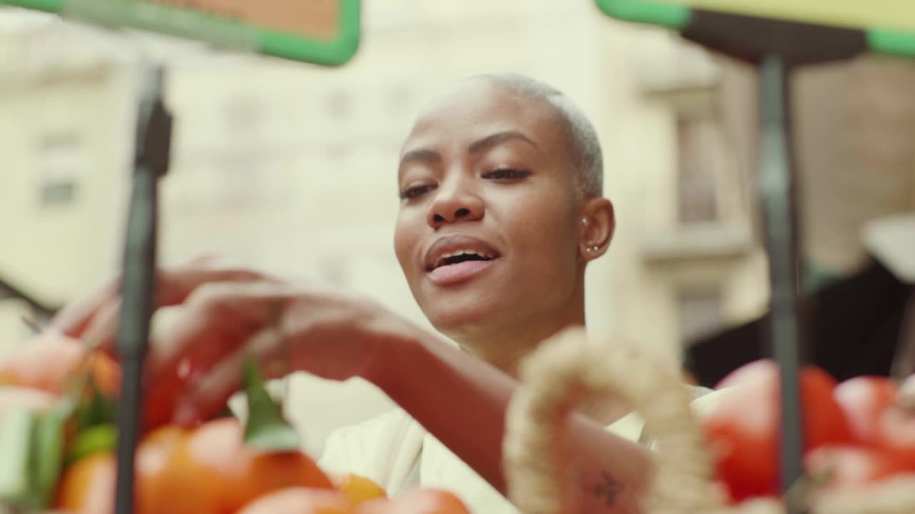 女人买新鲜橘子的慢动作镜头视频下载
