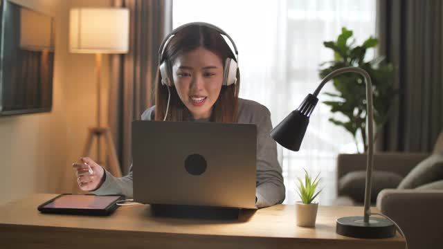 一位亚洲妇女正在用电脑与老板进行视频电话会议视频下载