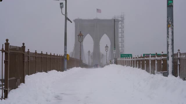 在2021年新冠肺炎大流行期间，纽约市遭遇重大冬季暴风雪。视频下载