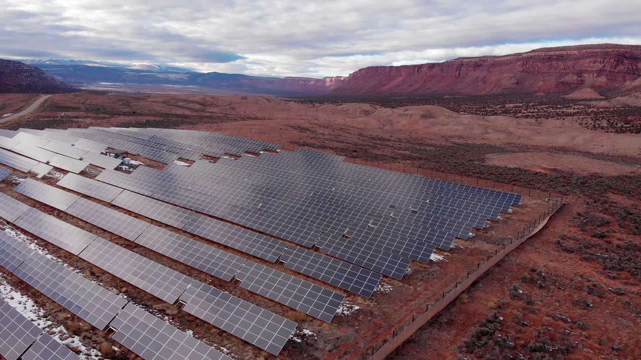在科罗拉多西部的高沙漠和犹他州东部边界的高速公路旁，一个太阳能农场，背景是拉萨尔山脉视频下载