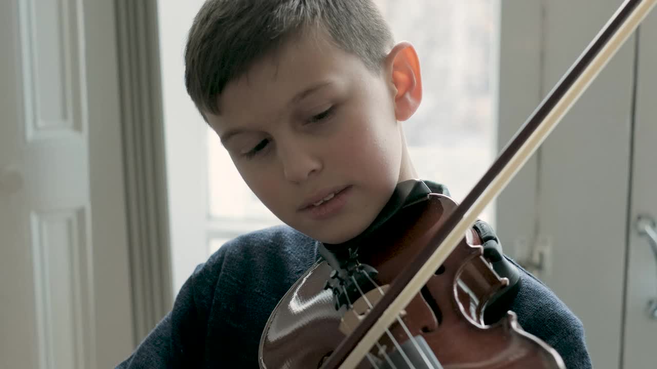 男孩在上课时拉小提琴视频下载