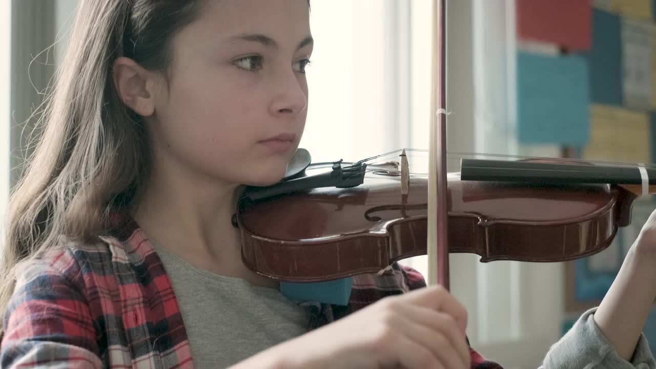 上课时拉小提琴的女孩视频素材