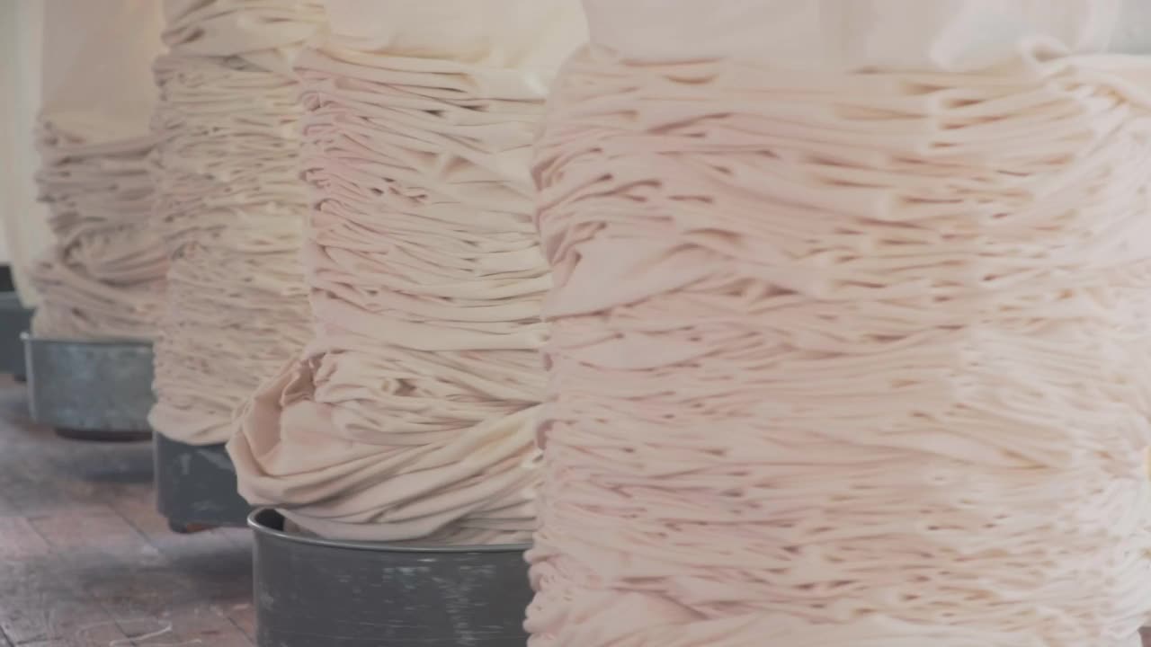 针织工厂的圆型针织机视频素材