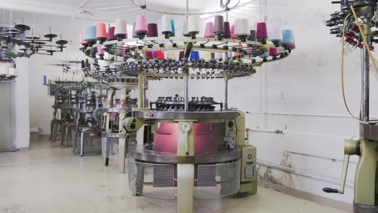 针织工厂的圆型针织机视频素材