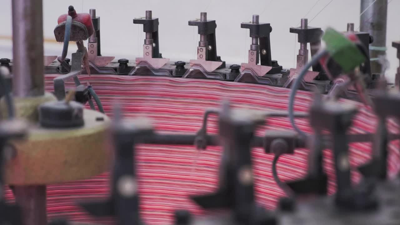 针织工厂的圆机关闭视频素材