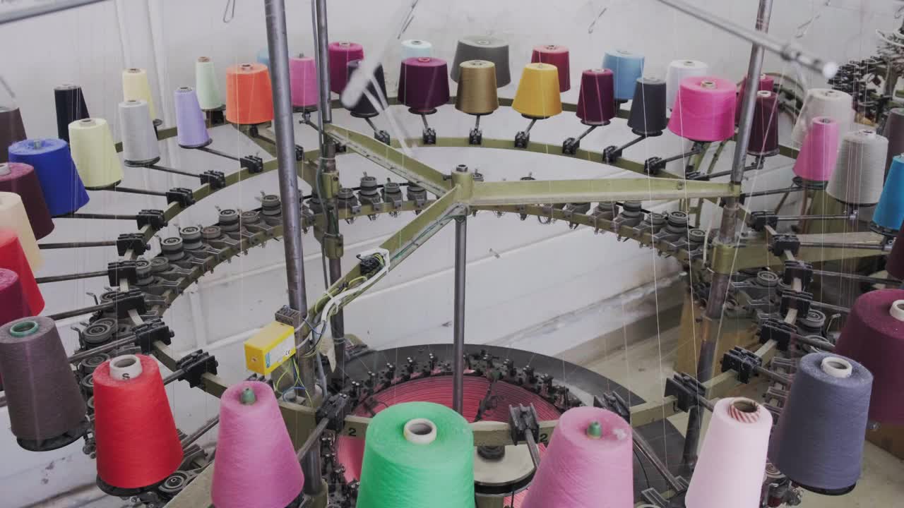 针织工厂圆型针织机的特写视频素材