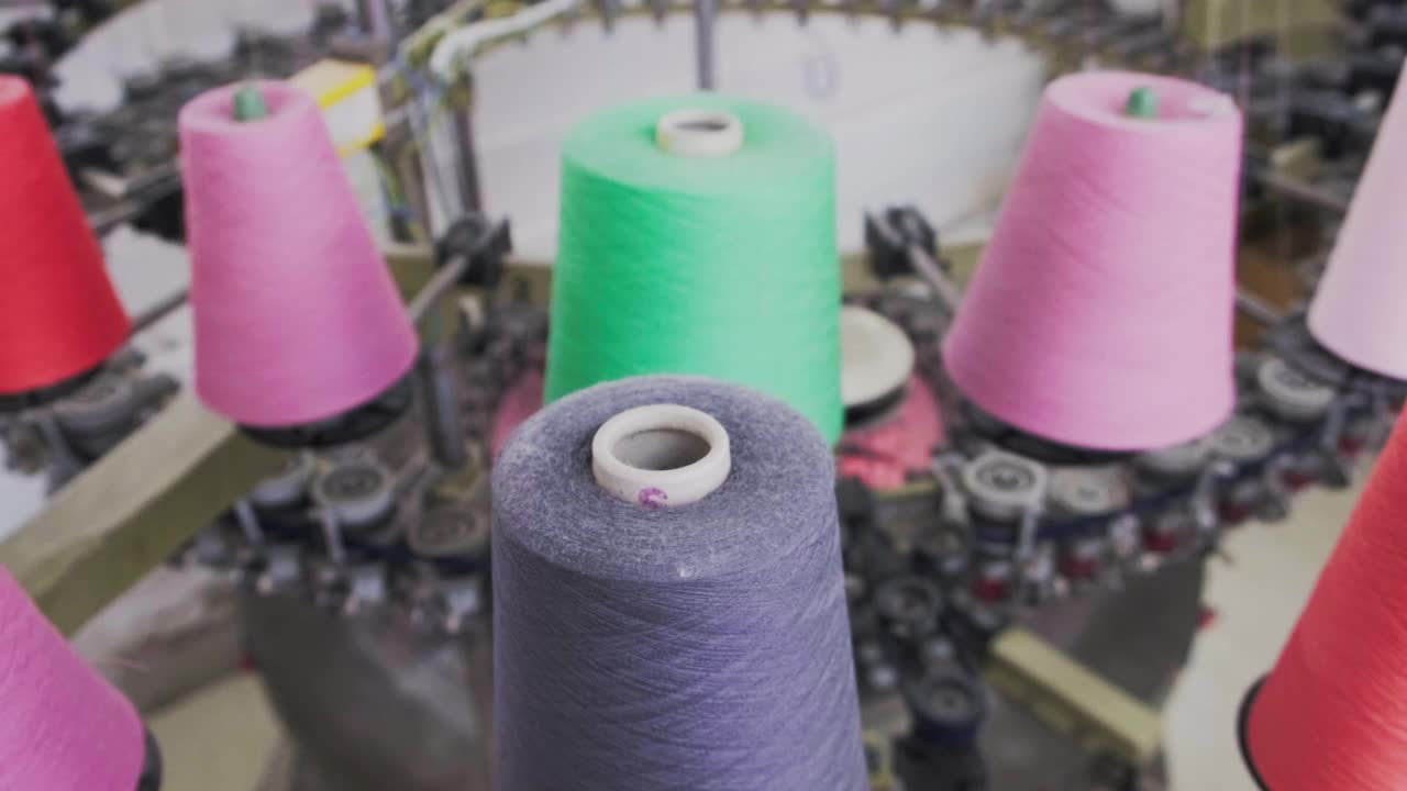 针织工厂圆型针织机的特写视频素材