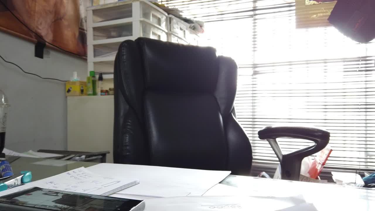 坐在办公室里用酒精凝胶的男人视频下载