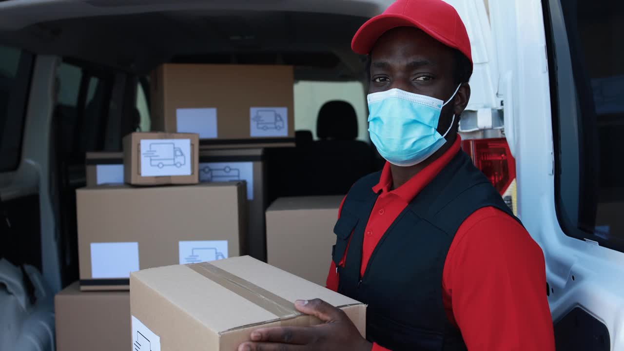 非洲快递员戴着口罩用卡车运送包裹视频素材