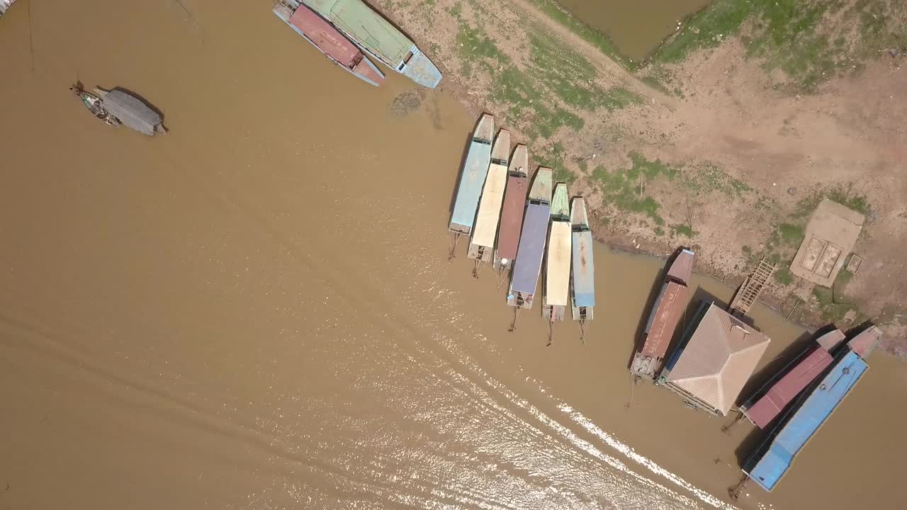 无人机拍摄的是旱季在洞里萨河上航行的长尾渔船视频素材