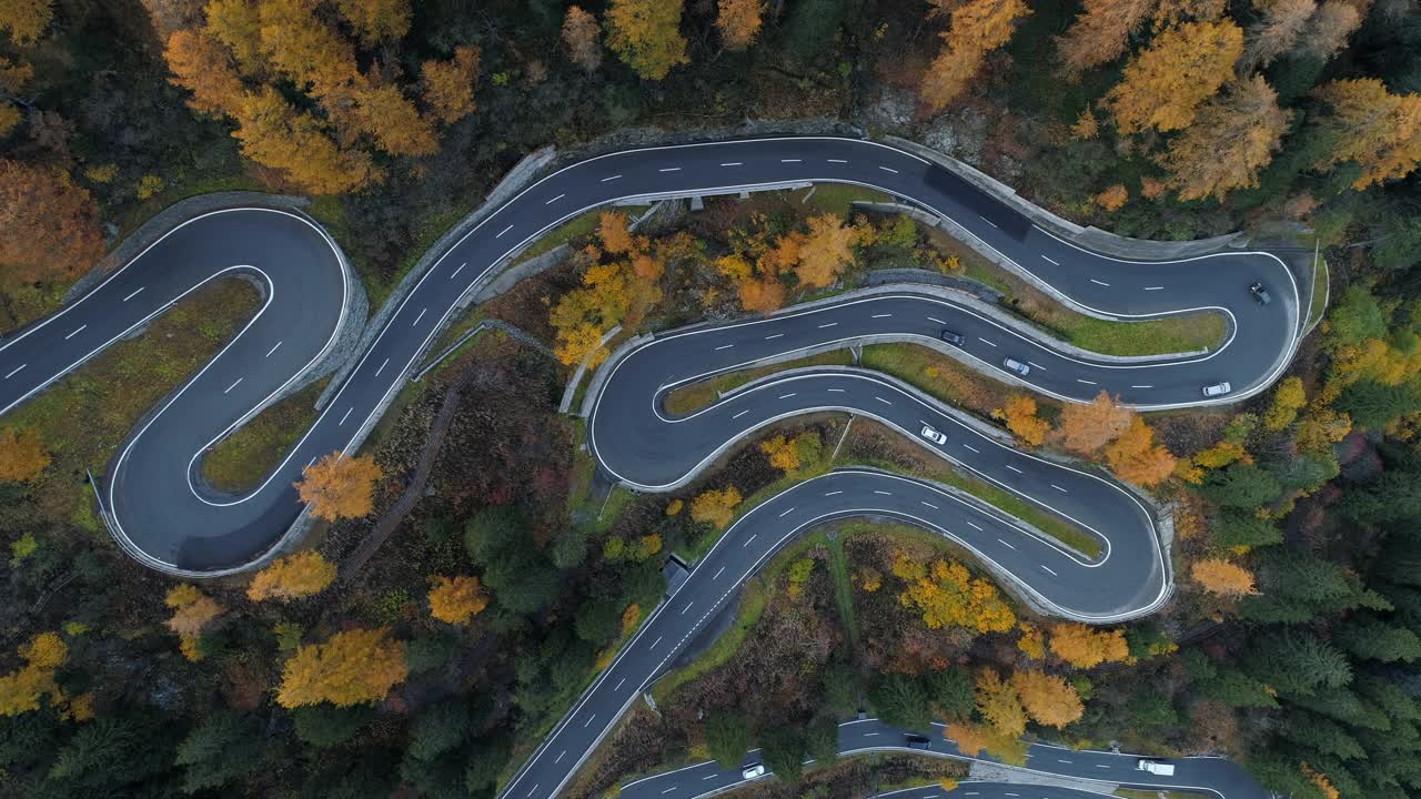 鸟瞰秋天的马洛嘉Pass, Grisons，瑞士视频素材