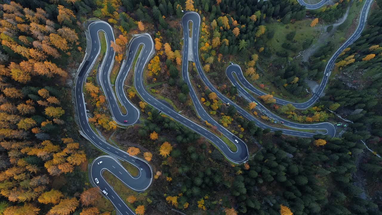 鸟瞰秋天的马洛嘉Pass, Grisons，瑞士视频素材