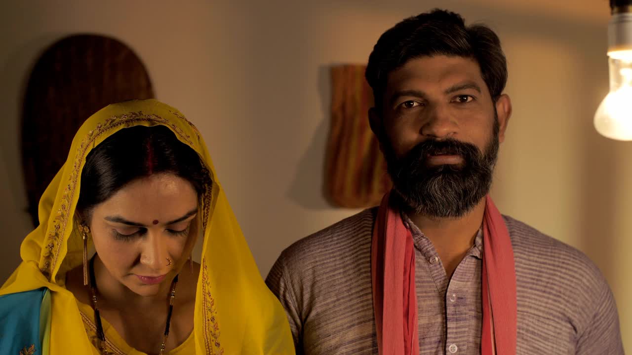 一对深情的印度乡村夫妇站在室内对着镜头微笑视频素材