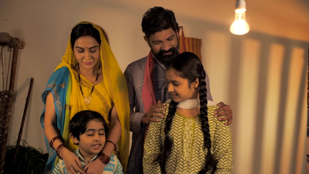 一对快乐的乡村夫妇和两个孩子在他们的家里摆姿势拍照——快乐的核心家庭视频素材