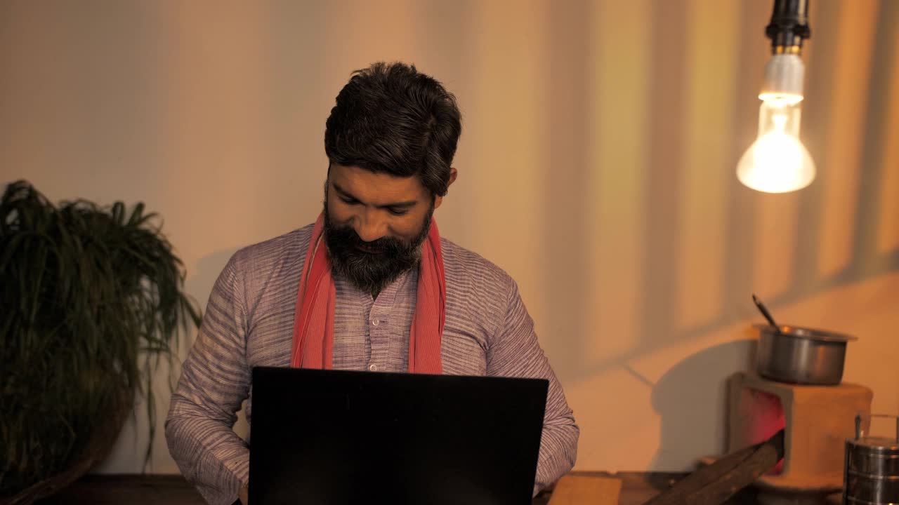 穿着Kurta-Pyjama的现代印度农民在使用笔记本电脑时竖起大拇指视频素材