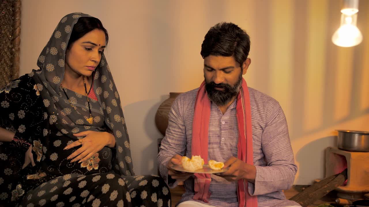 关心印度丈夫给他的妻子营养水果吃在她怀孕期间视频素材