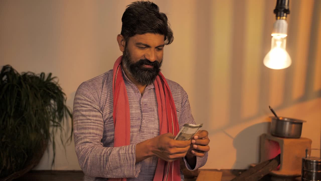 一个自信的印度农民在他的四十出头的钱显示大拇指向上的手势视频素材