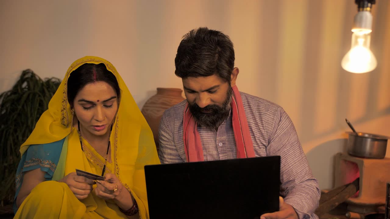 印度乡村夫妇-上网购物视频素材