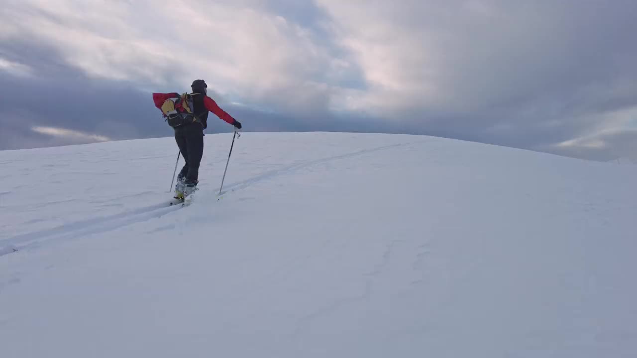 滑雪登山夫妇上山视频素材