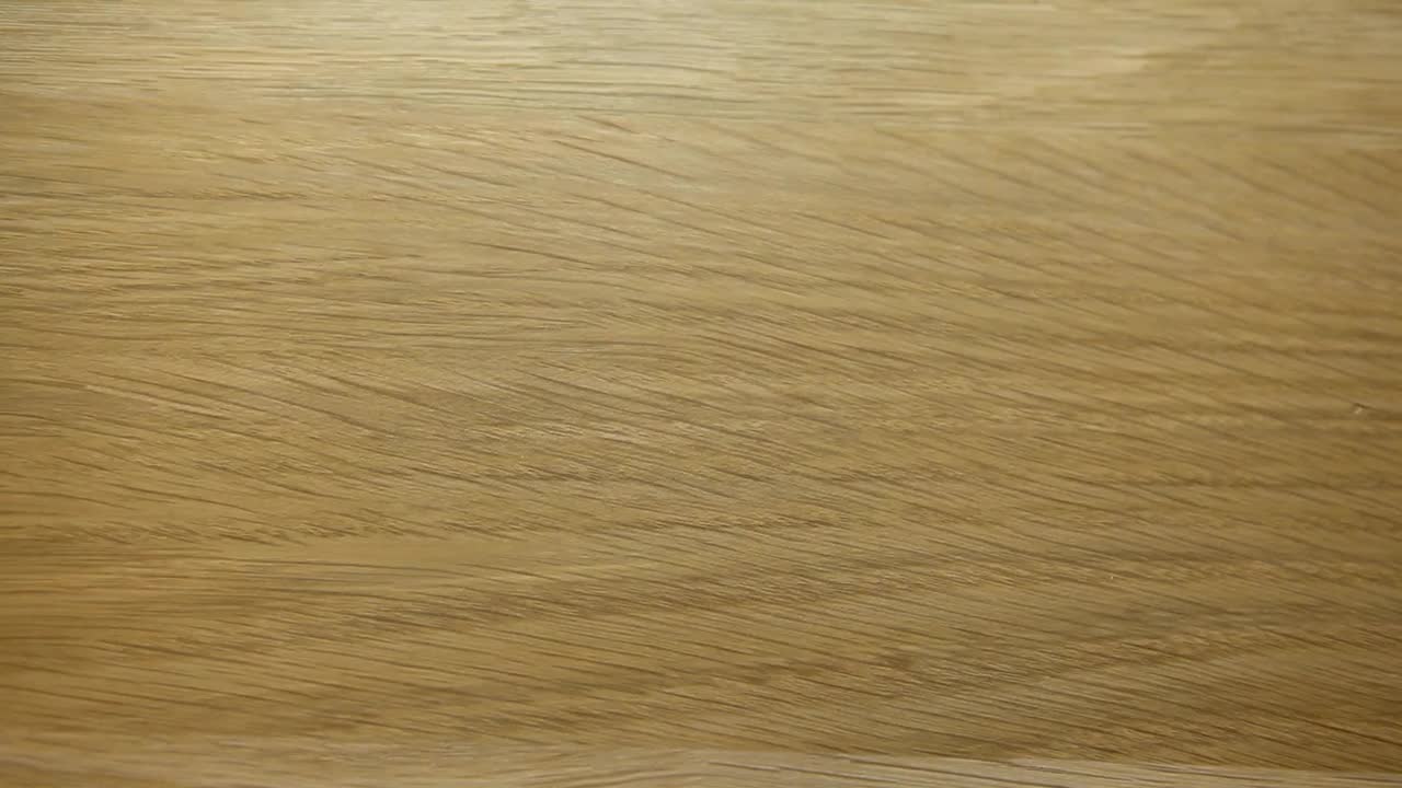 带手铐的木制书桌背景的镜头视频素材