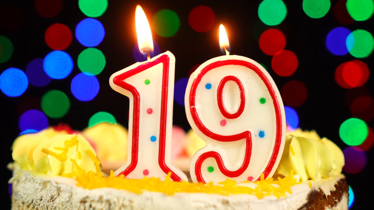 19号生日蛋糕上有燃烧的蜡烛。视频下载