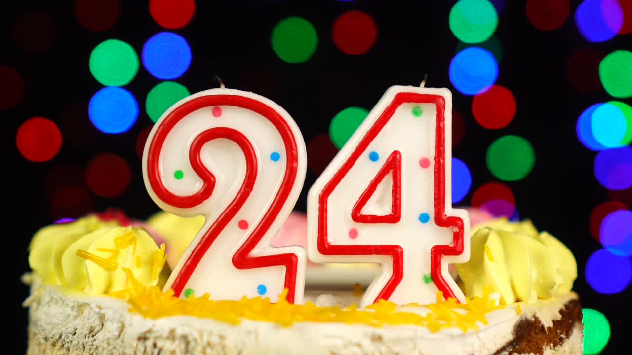 24号生日蛋糕，上面有燃烧的蜡烛。视频下载