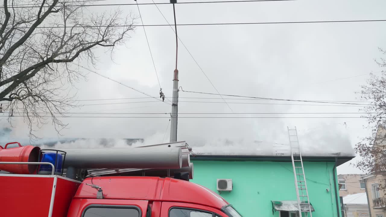 建筑物附近有红色火道，冒烟。视频素材