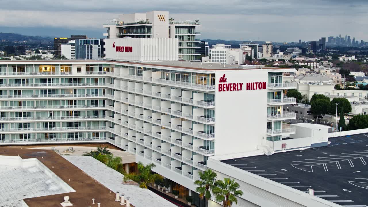 无人机拍摄的比弗利希尔顿酒店和洛杉矶市景视频下载
