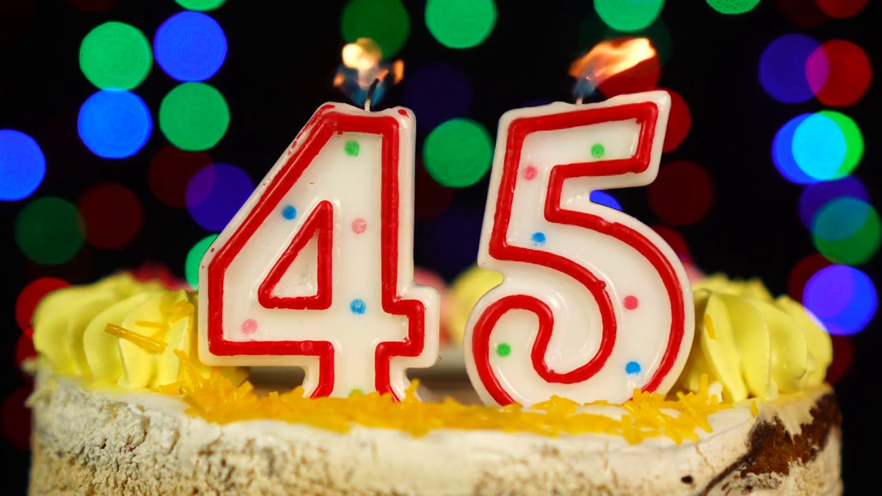 45号生日蛋糕，上面有燃烧的蜡烛。视频下载