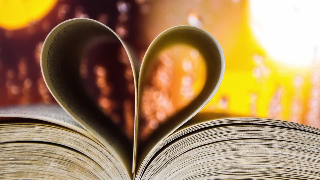书与爱的象征孤立在窗口的背景，心脏形状书4k放大特写视频素材