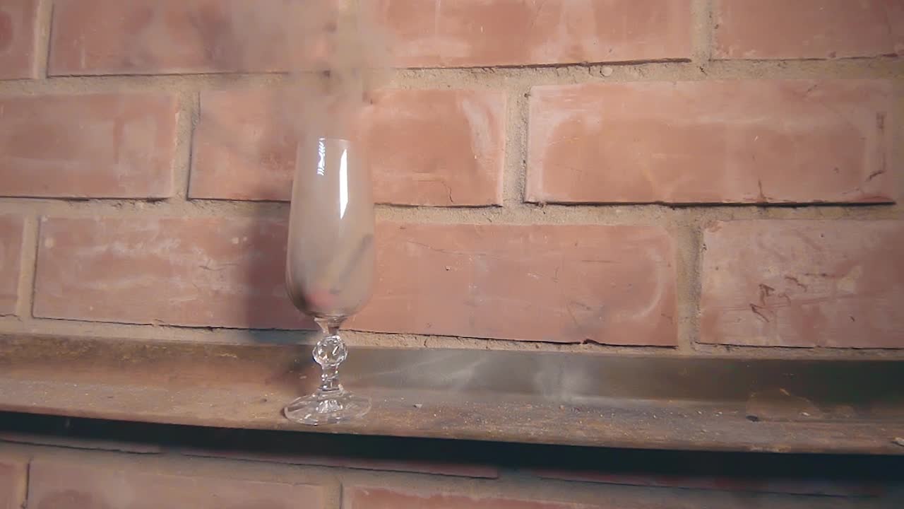 爆竹在酒杯里爆炸-超级慢视频素材