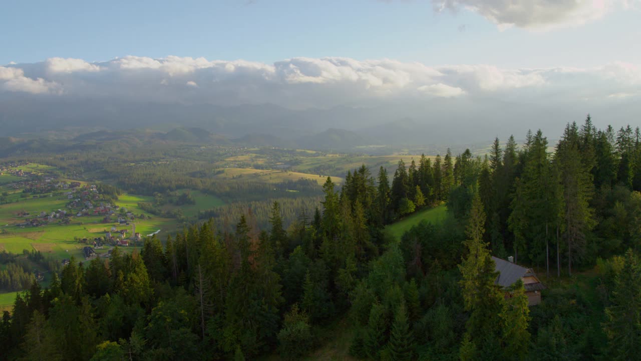 在一个阳光明媚的日子，从上面俯瞰远处的塔特拉山脉全景视频下载
