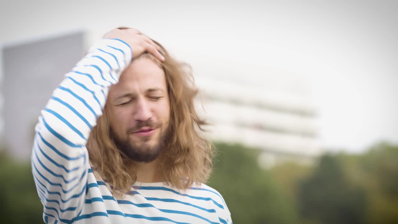 一个长头发的快乐男人的肖像视频素材