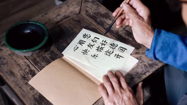 中国老人在写中国书法视频素材