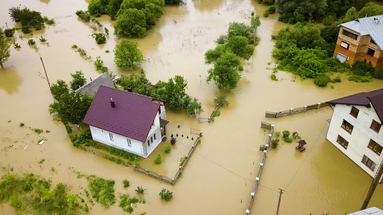 被洪水淹没的房子和脏水的鸟瞰图。视频素材