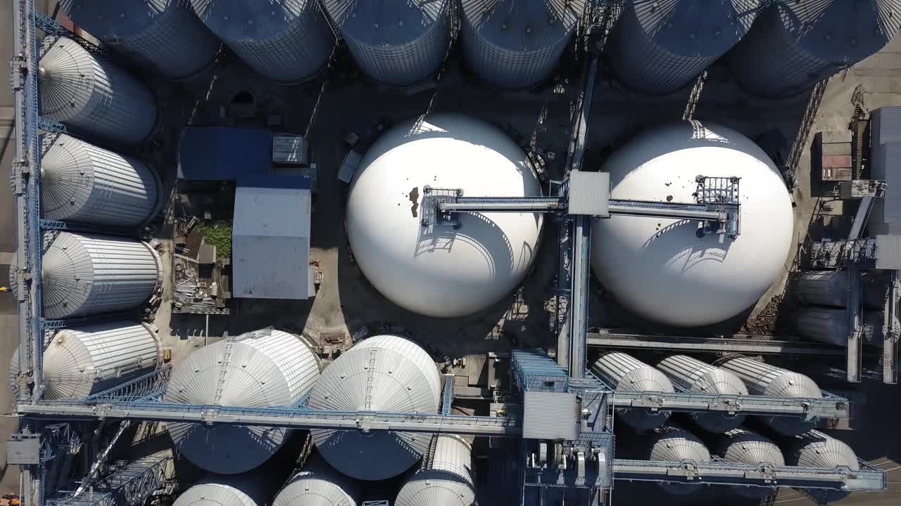 鸟瞰图油品码头是用于存储石油和石化产品的工业设施，准备运输到进一步的存储设施。视频下载