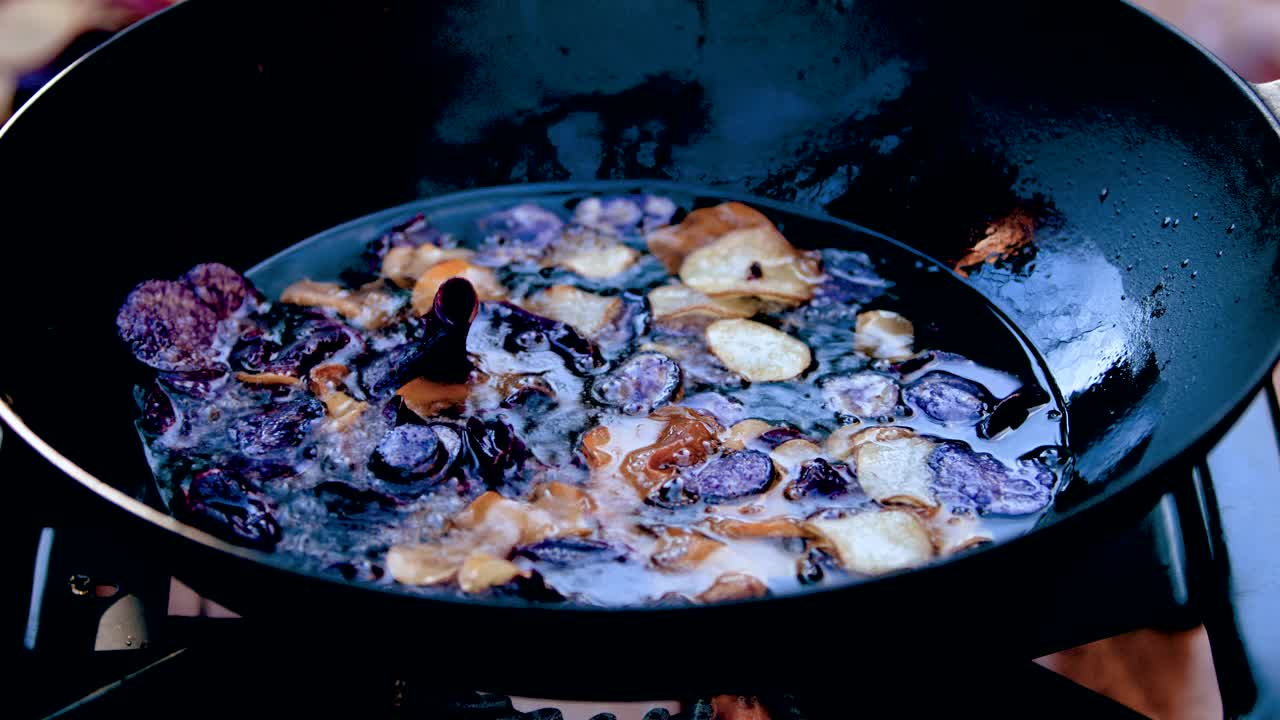 用旧土豆和防风草在油和平底锅里自制土豆片视频下载
