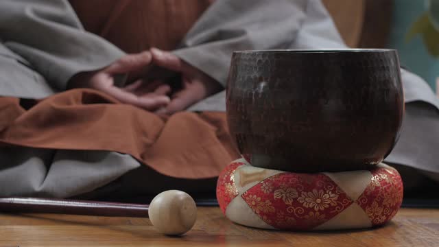 西藏僧人早晨仪式冥想与声音碗视频下载