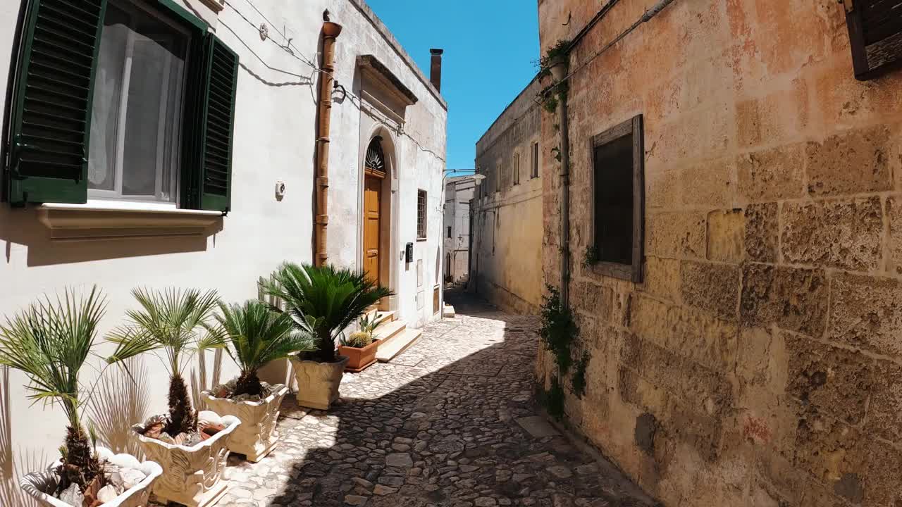 意大利马泰拉市一条狭窄的小巷视频下载