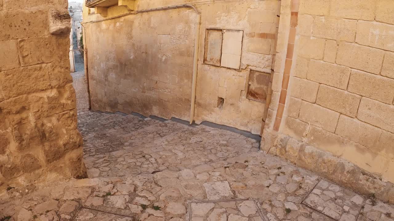 意大利马泰拉一条狭窄的小巷视频下载