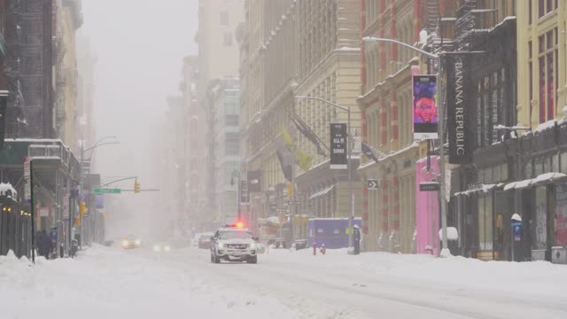 在2021年新冠肺炎大流行期间，纽约市遭遇重大冬季暴风雪。视频下载
