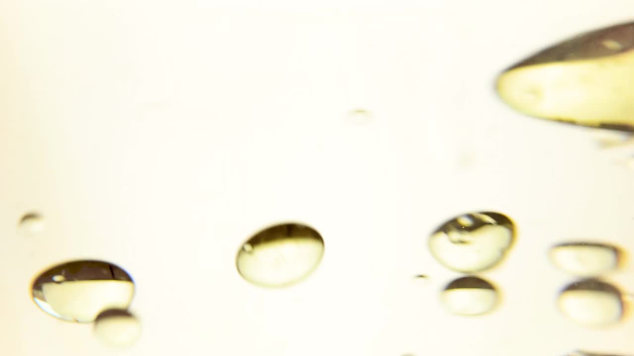 金黄色的气泡油滴，抽象的背景视频素材