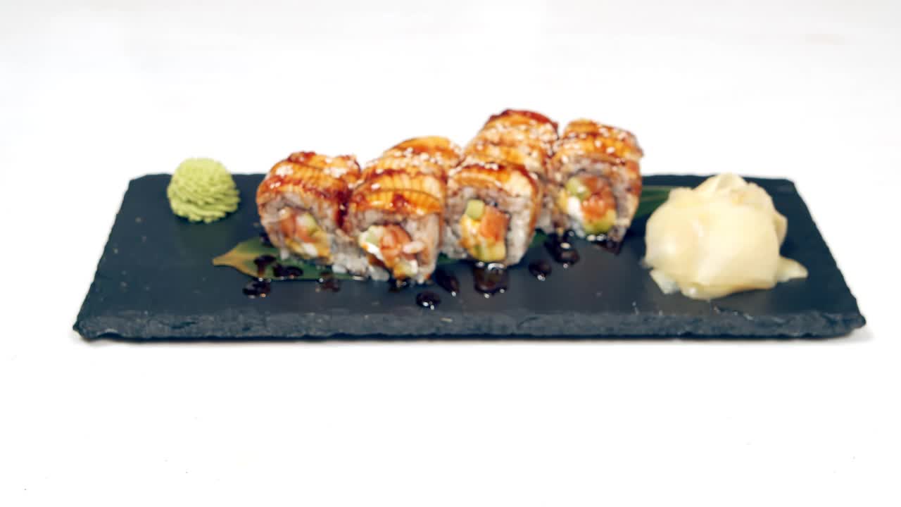 特写美味的寿司卷和金枪鱼在盘子上。在餐馆里做寿司卷。副本的空间。视频素材