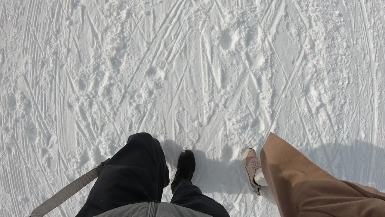 游客在瑞士的雪中行走的观点视频下载